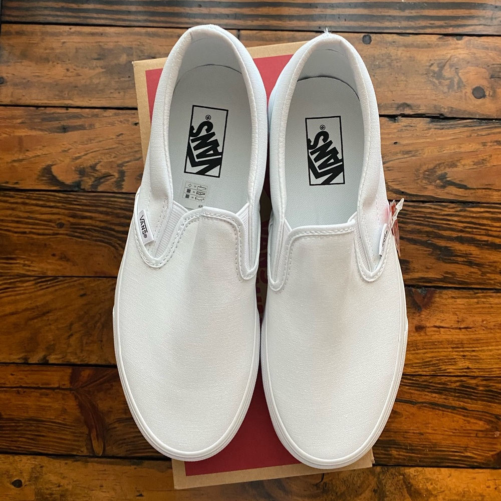 NWT VANS WHITE SLIP ONS 🍑🖤